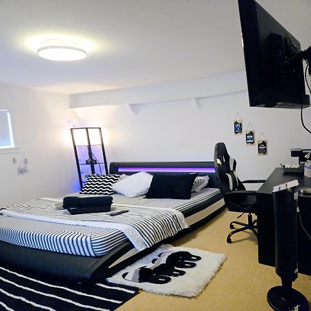 Cozy Stylish Black & White Design Room In The Heart Of Vancouver! Private Parking, Self Check-In & Just 4 Mins To Metrotown! Exterior photo