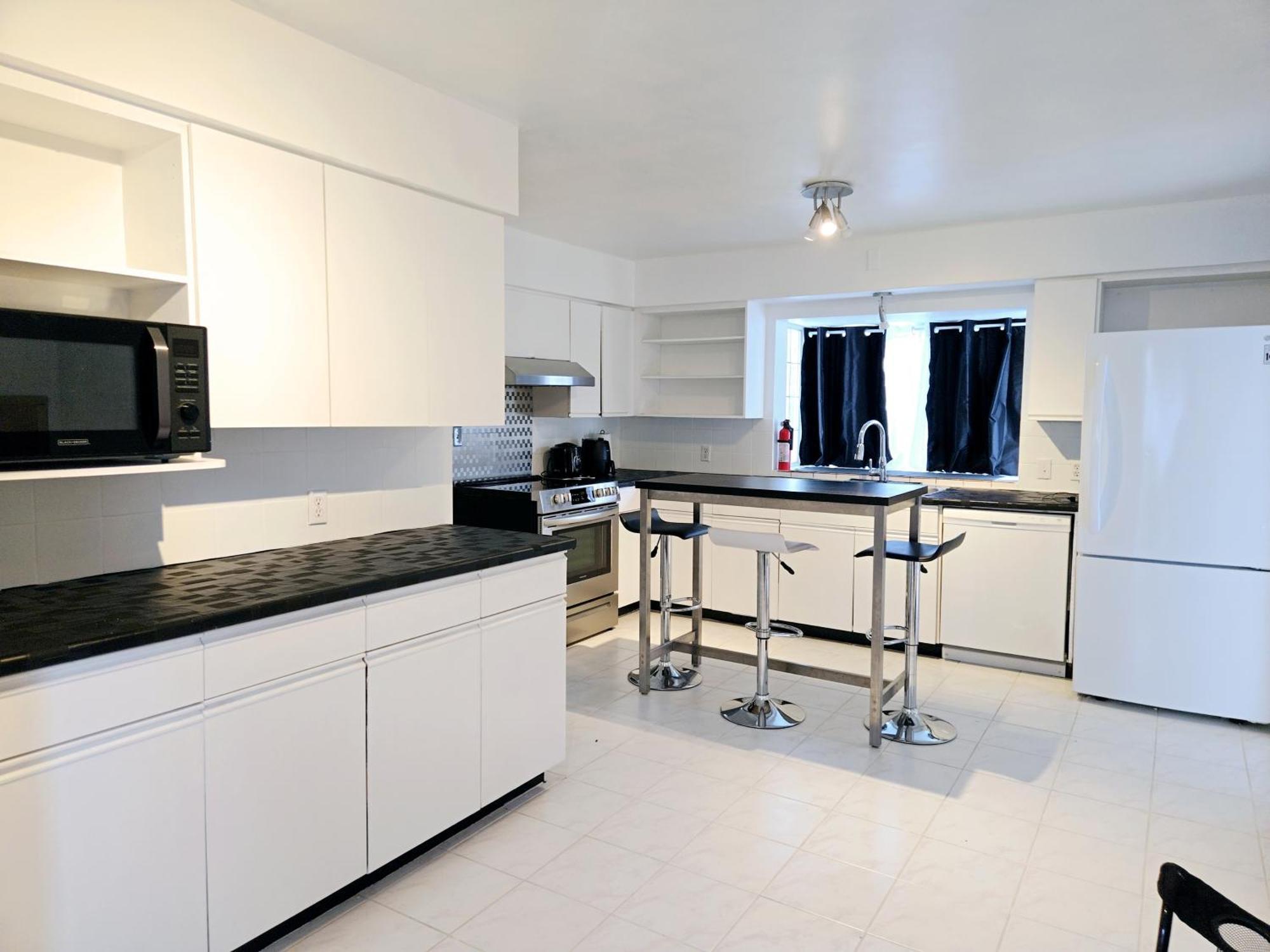 Cozy Stylish Black & White Design Room In The Heart Of Vancouver! Private Parking, Self Check-In & Just 4 Mins To Metrotown! Exterior photo