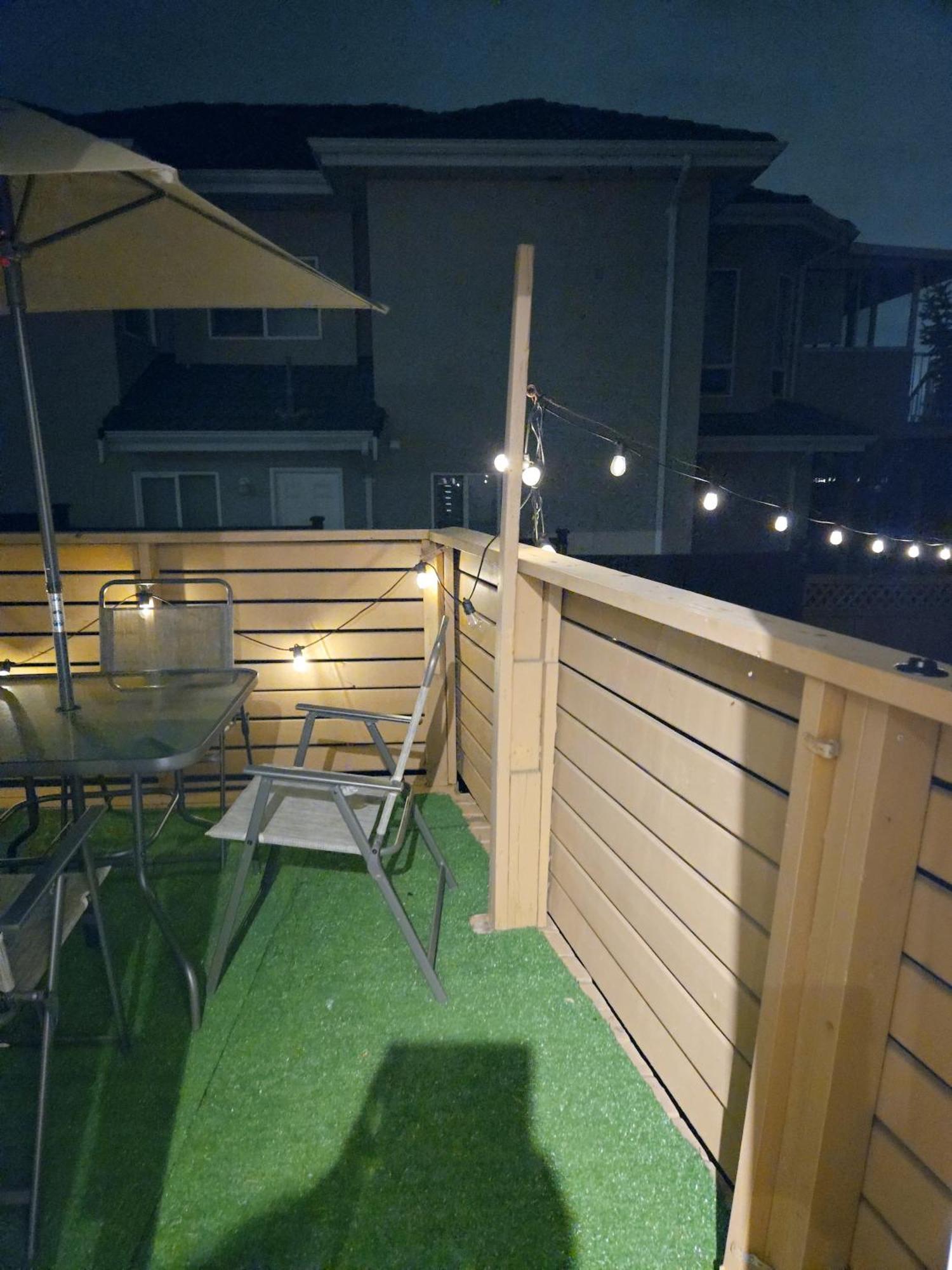 Cozy Stylish Black & White Design Room In The Heart Of Vancouver! Private Parking, Self Check-In & Just 4 Mins To Metrotown! Exterior photo