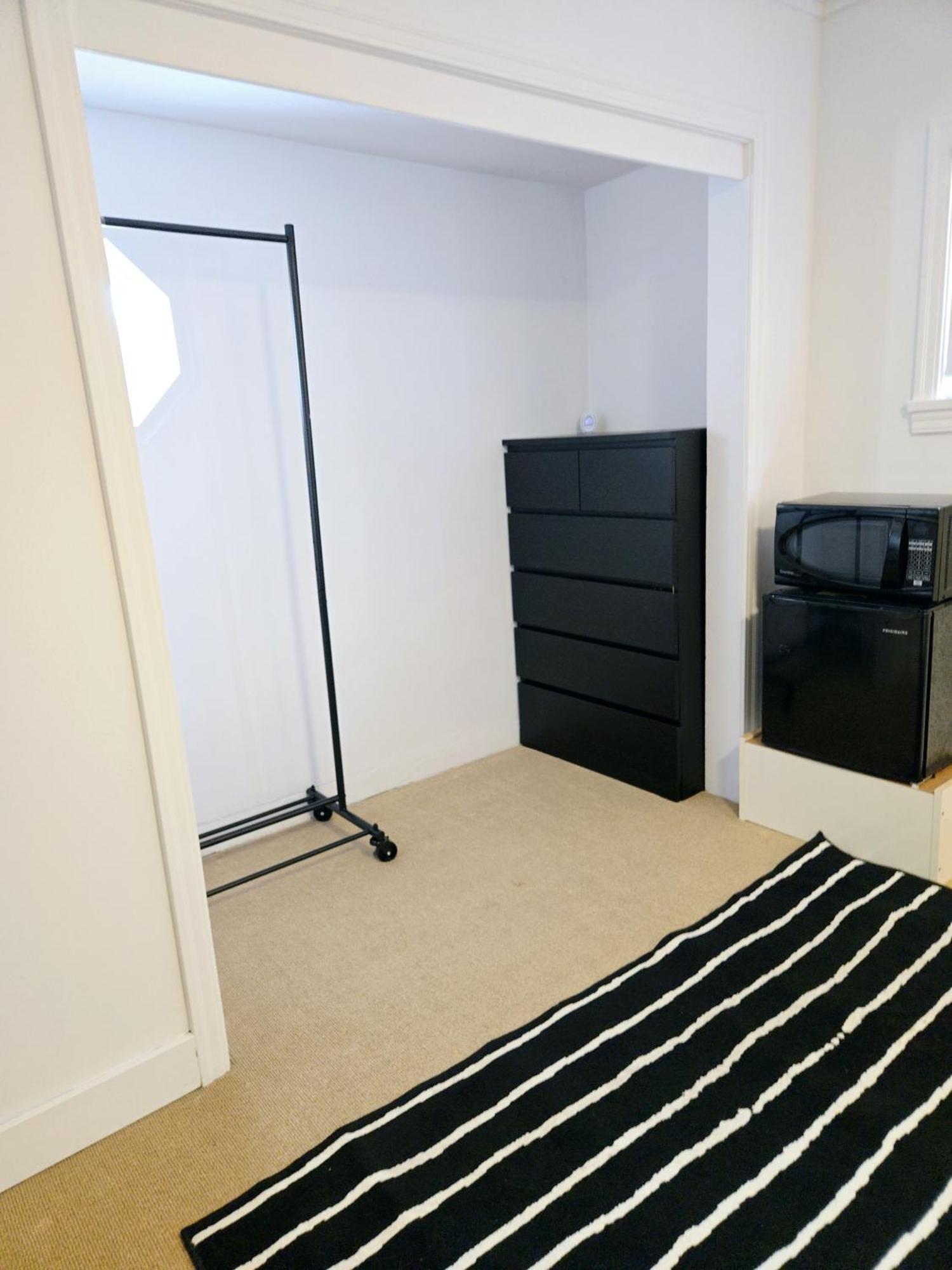 Cozy Stylish Black & White Design Room In The Heart Of Vancouver! Private Parking, Self Check-In & Just 4 Mins To Metrotown! Exterior photo