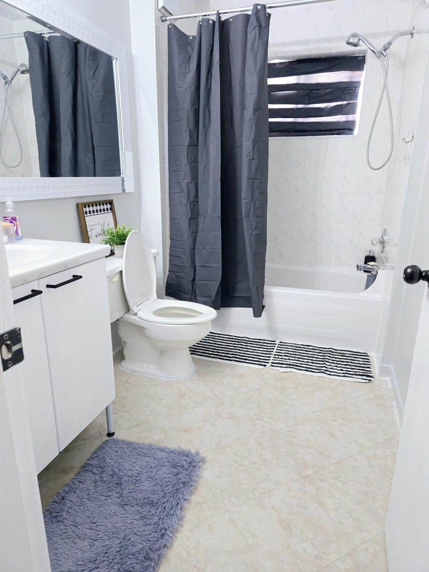 Cozy Stylish Black & White Design Room In The Heart Of Vancouver! Private Parking, Self Check-In & Just 4 Mins To Metrotown! Exterior photo