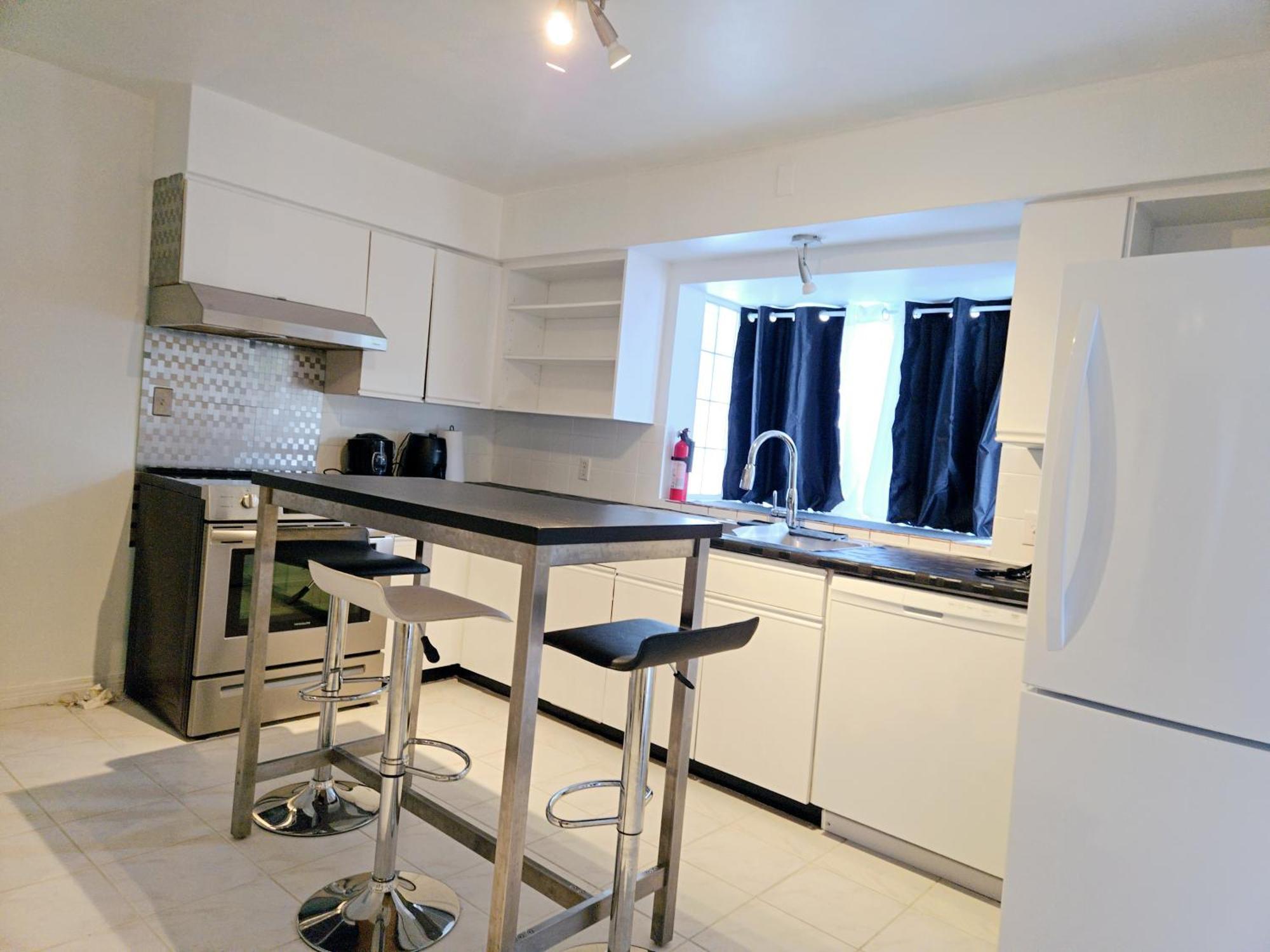 Cozy Stylish Black & White Design Room In The Heart Of Vancouver! Private Parking, Self Check-In & Just 4 Mins To Metrotown! Exterior photo
