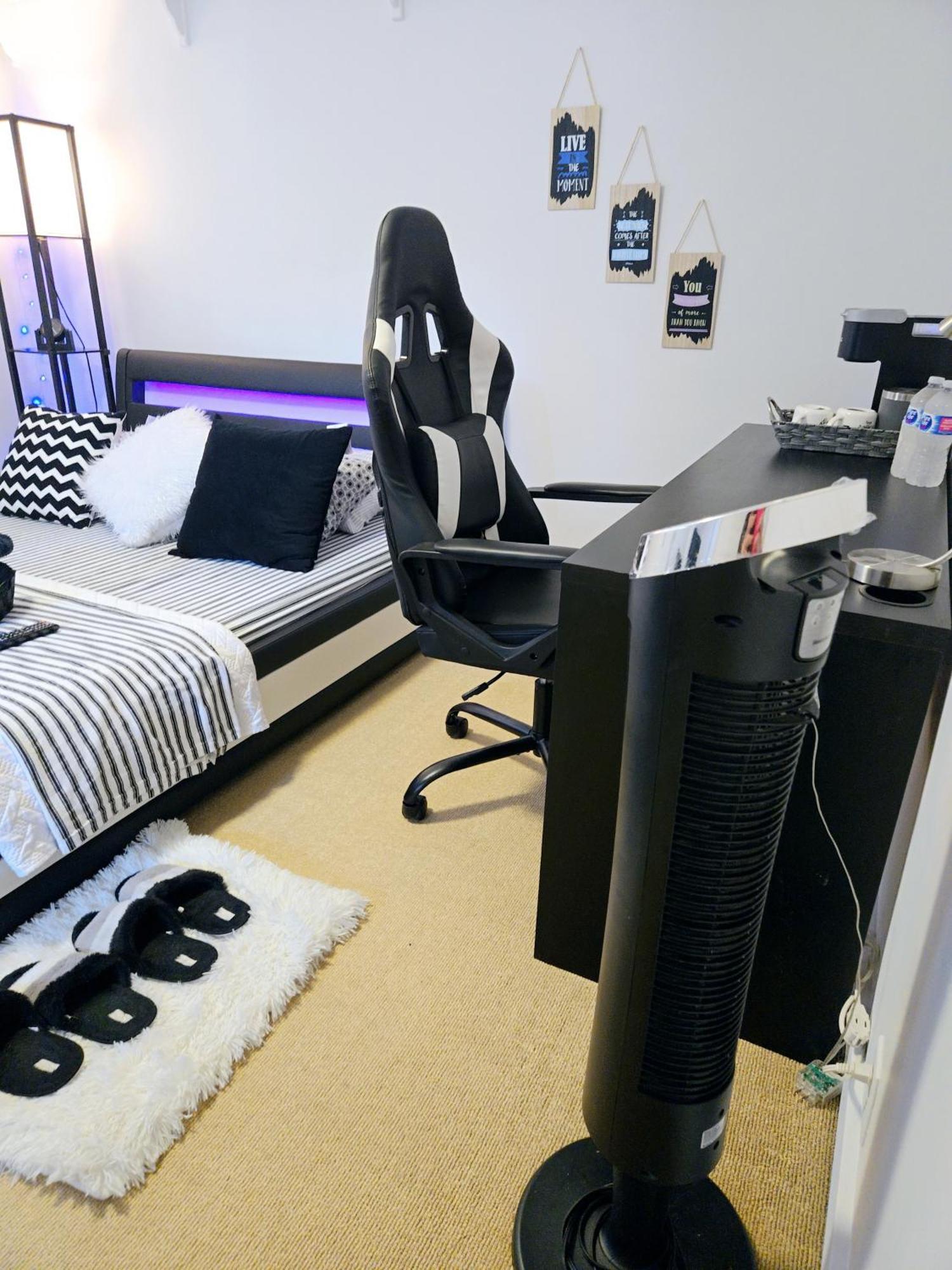 Cozy Stylish Black & White Design Room In The Heart Of Vancouver! Private Parking, Self Check-In & Just 4 Mins To Metrotown! Exterior photo