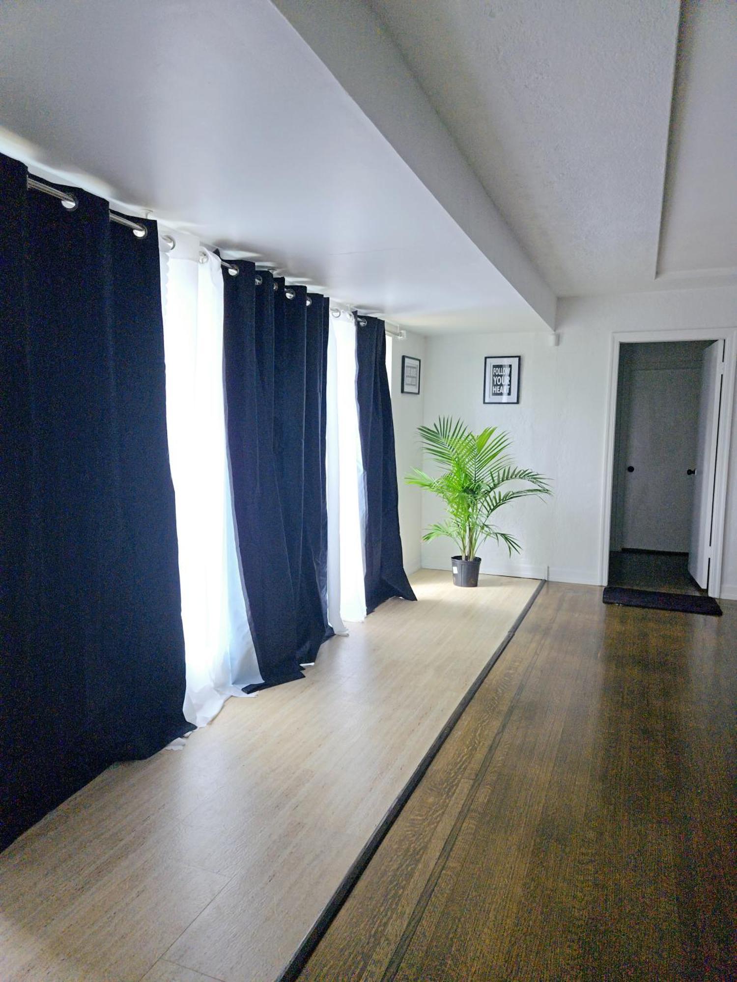 Cozy Stylish Black & White Design Room In The Heart Of Vancouver! Private Parking, Self Check-In & Just 4 Mins To Metrotown! Exterior photo