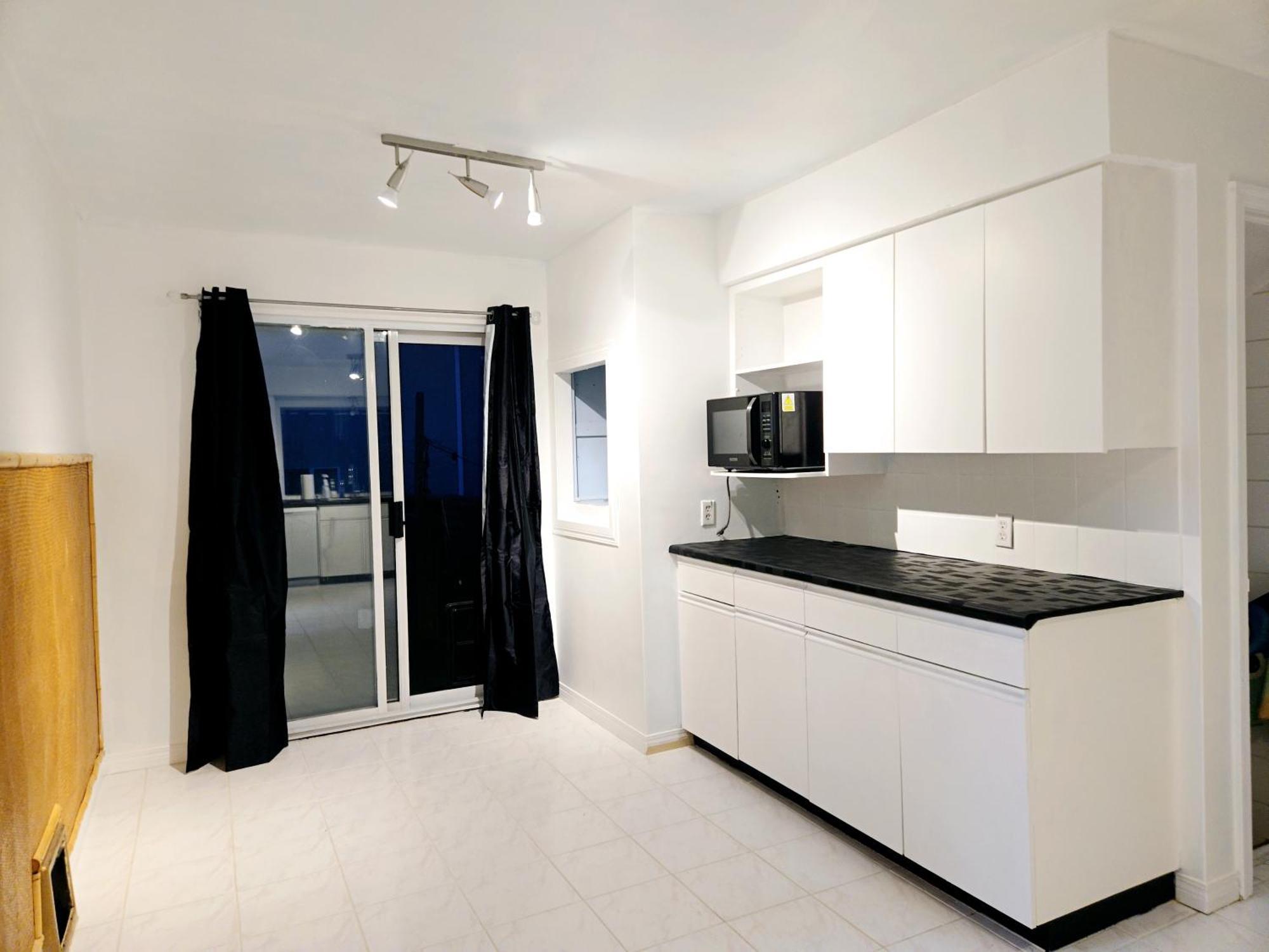 Cozy Stylish Black & White Design Room In The Heart Of Vancouver! Private Parking, Self Check-In & Just 4 Mins To Metrotown! Exterior photo
