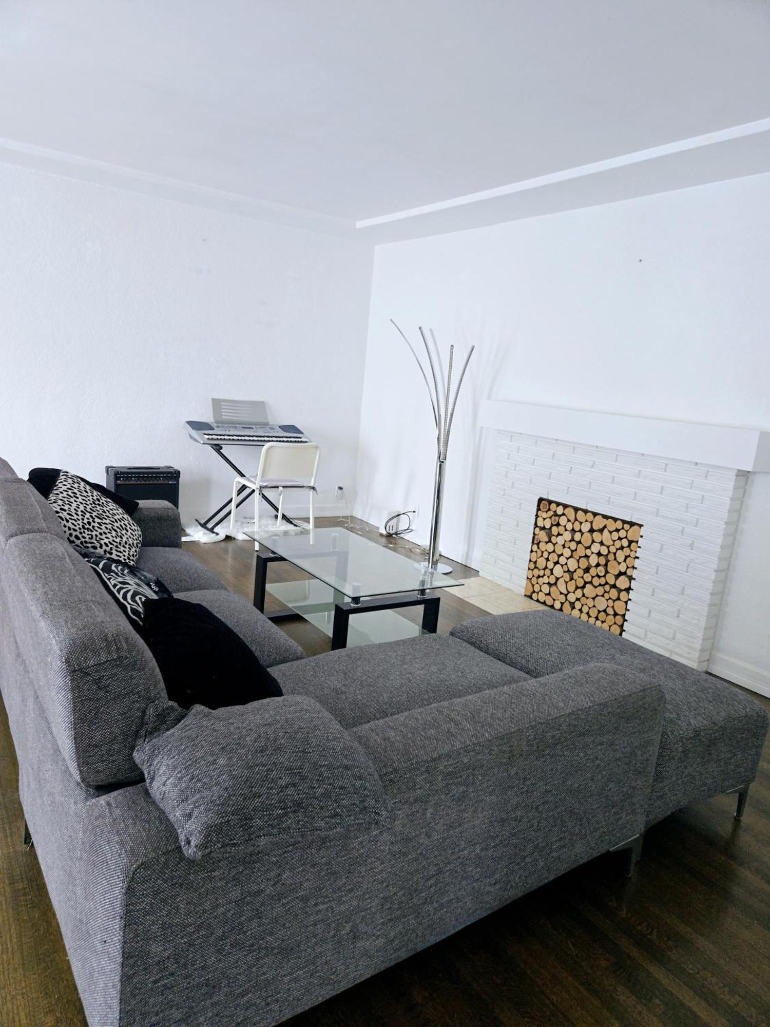 Cozy Stylish Black & White Design Room In The Heart Of Vancouver! Private Parking, Self Check-In & Just 4 Mins To Metrotown! Exterior photo