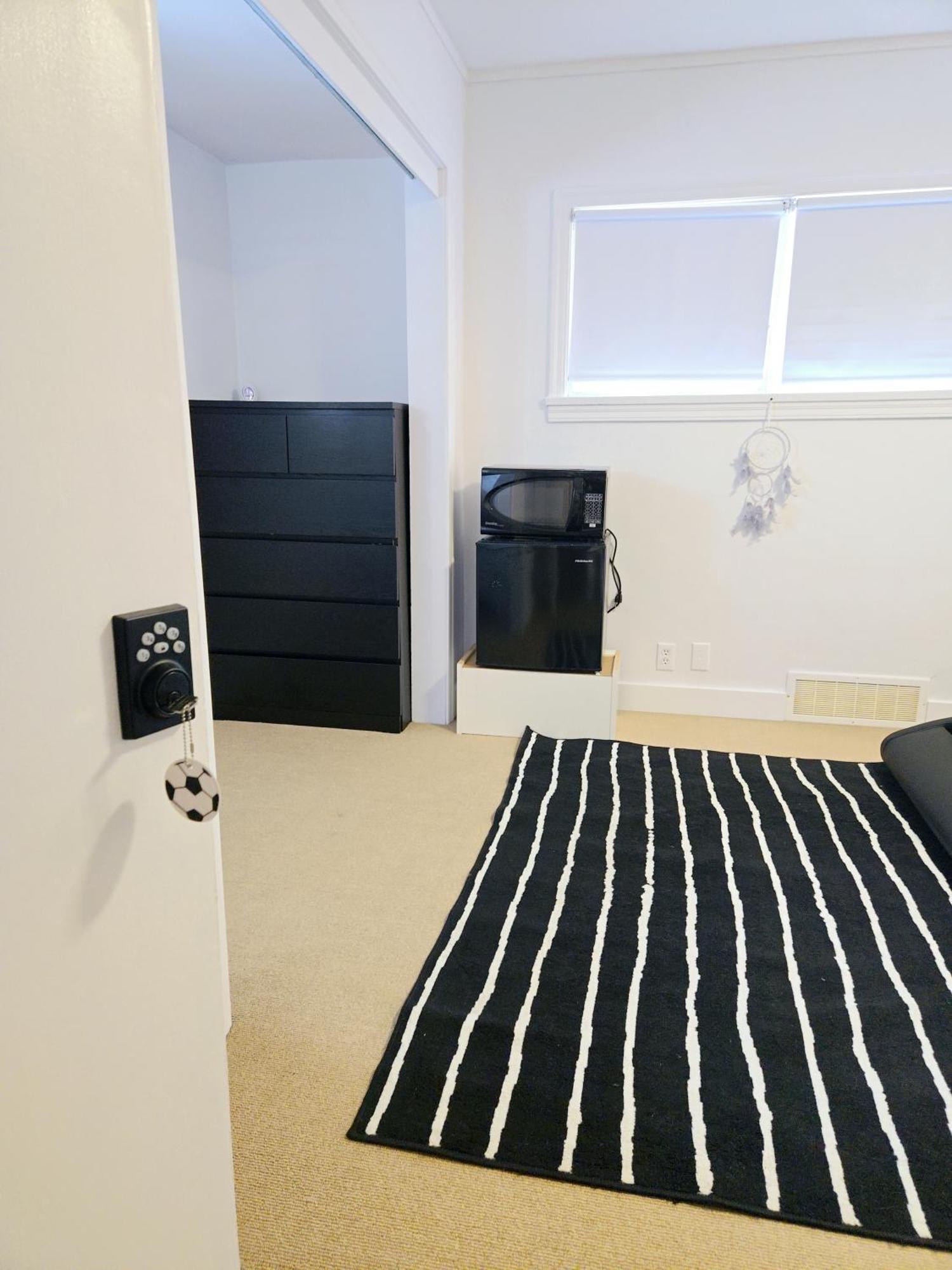 Cozy Stylish Black & White Design Room In The Heart Of Vancouver! Private Parking, Self Check-In & Just 4 Mins To Metrotown! Exterior photo