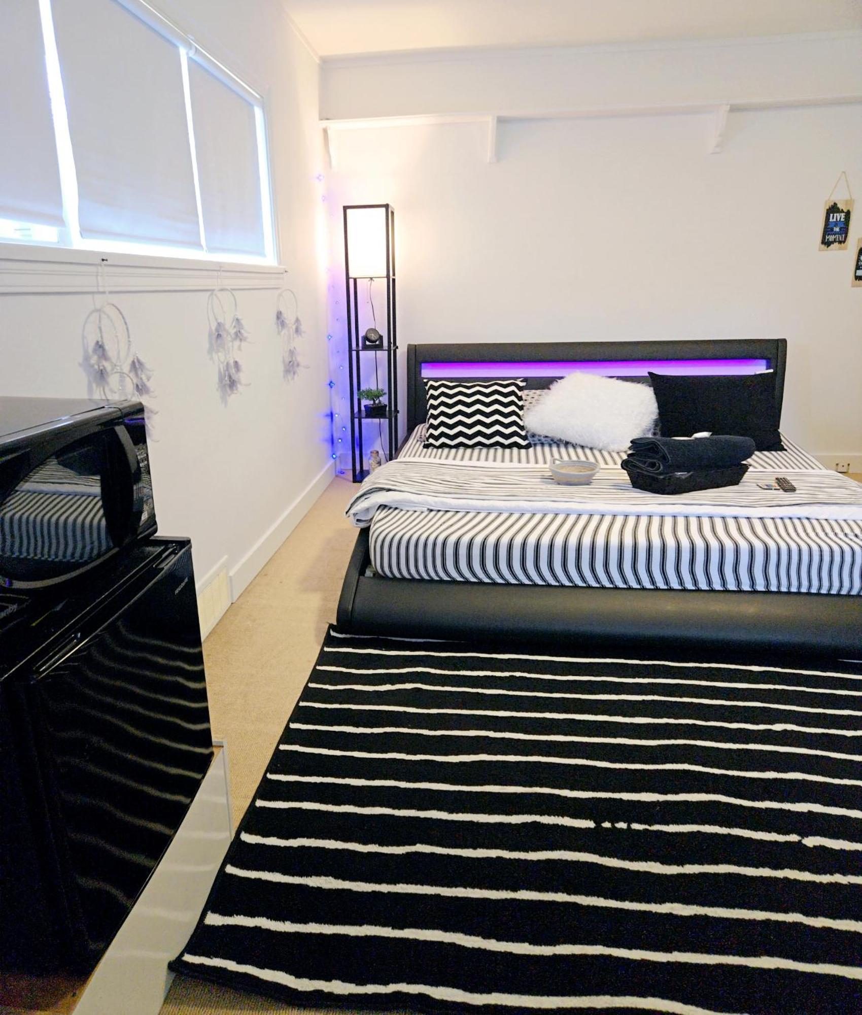 Cozy Stylish Black & White Design Room In The Heart Of Vancouver! Private Parking, Self Check-In & Just 4 Mins To Metrotown! Exterior photo