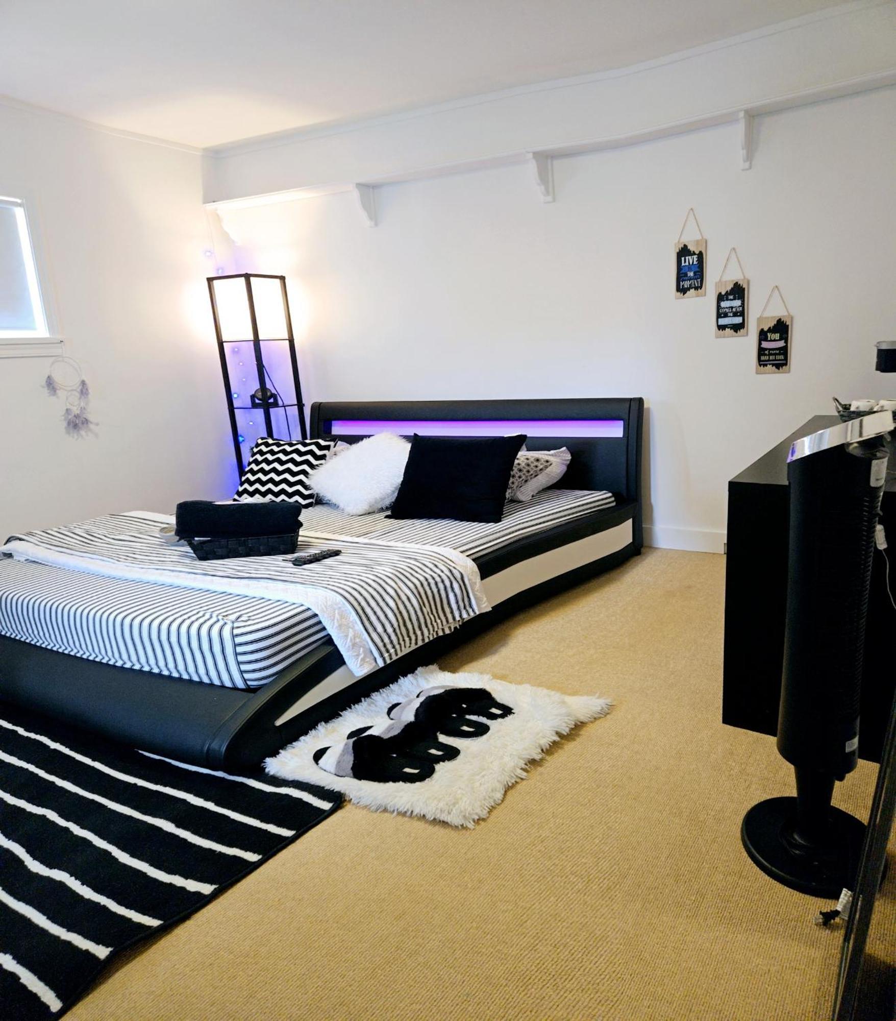 Cozy Stylish Black & White Design Room In The Heart Of Vancouver! Private Parking, Self Check-In & Just 4 Mins To Metrotown! Exterior photo